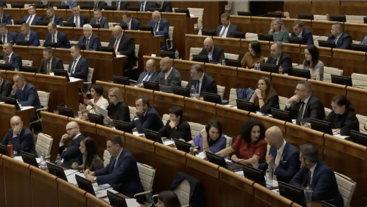 parlament narodna rada poslanci platy 2024
