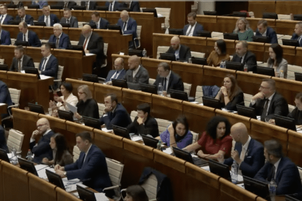 parlament narodna rada poslanci platy 2024