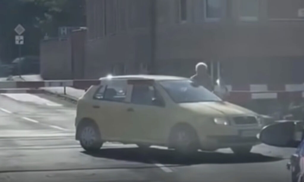 zvolen vlak auto