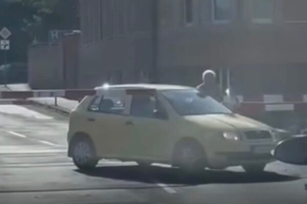 zvolen vlak auto