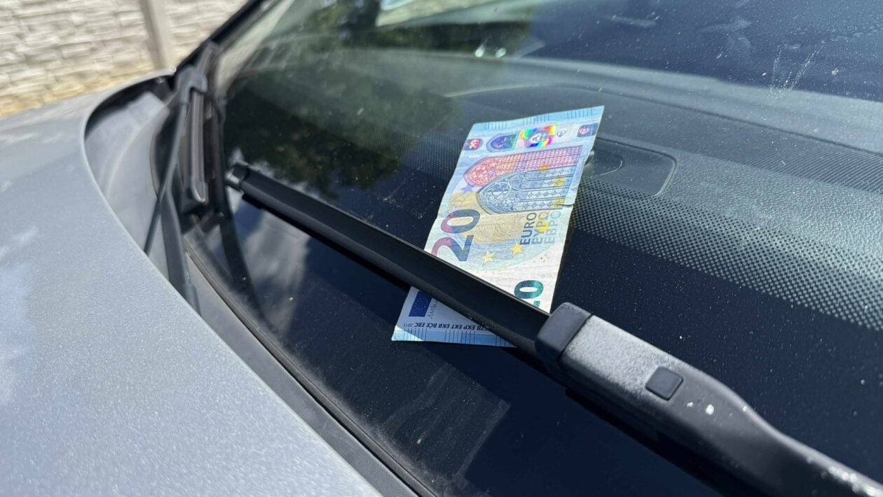 auto zlodej bankovka