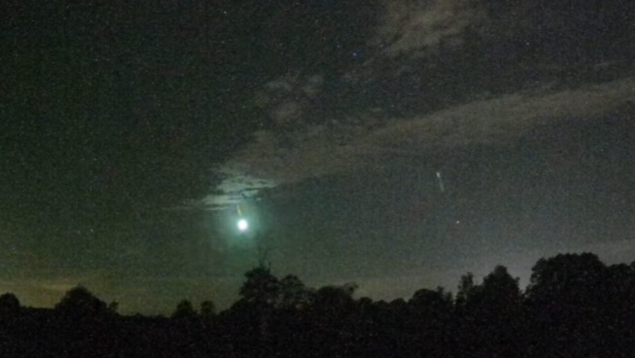 bolid obloha meteorit slovensko