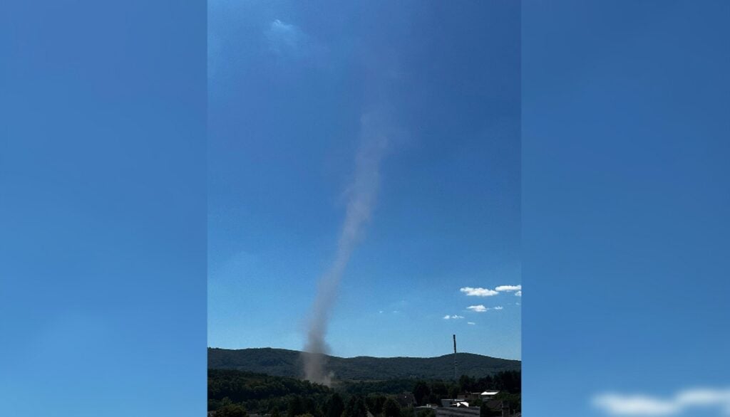 tornado slovensko zvolen dust devil