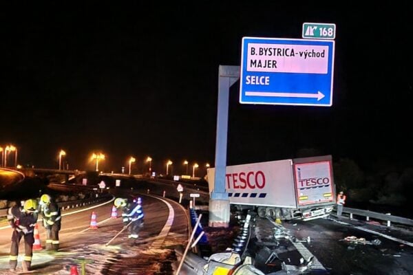 nehoda banska bystrica kamion tesco