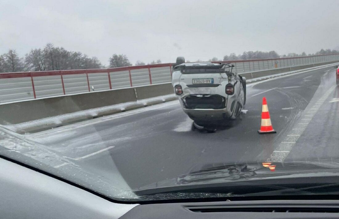 dopravna nehoda krivan mytna cesta r1 auto prevratene