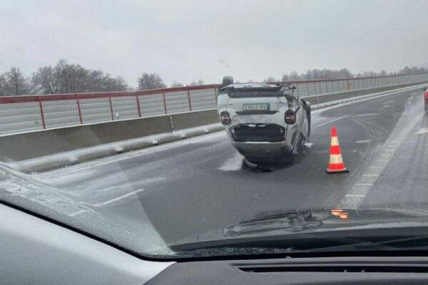 dopravna nehoda krivan mytna cesta r1 auto prevratene