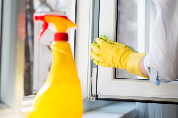 plastove okno cistenie zlte