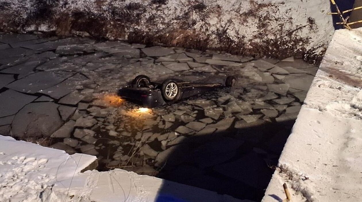 Medzi obcami Kralov Brod a Dolny Chotar skoncilo auto vo vodnom kanali