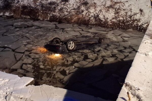 Medzi obcami Kralov Brod a Dolny Chotar skoncilo auto vo vodnom kanali