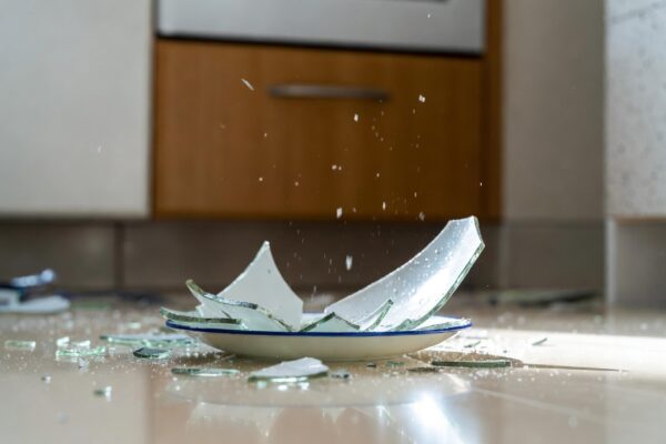 rozbite crepy tanier