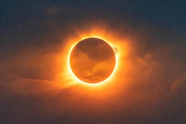 zatmenie slnka ohnivy kruh