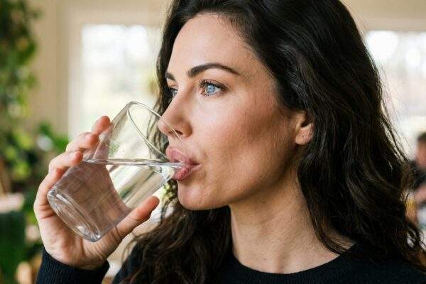 zena pitie voda