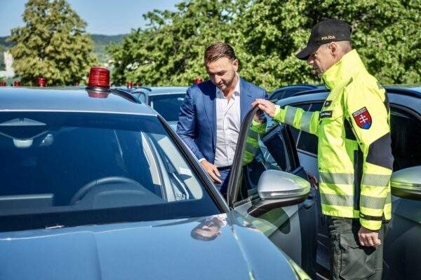 policia auta sutaj