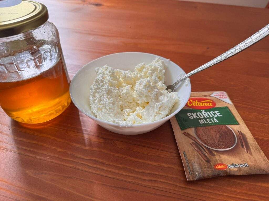 tvaroh skorica med