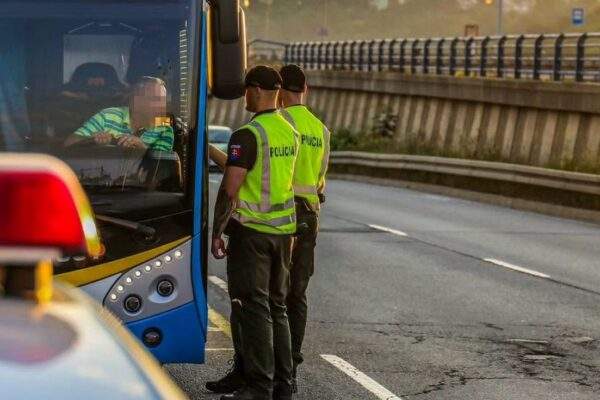 autobus vodic policia