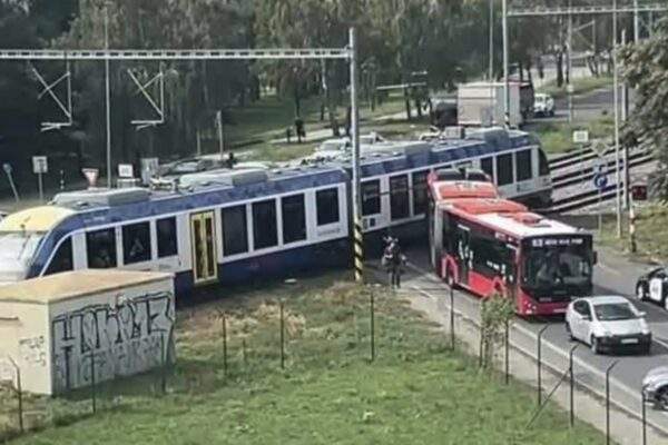 nehoda aurobus vlak ba