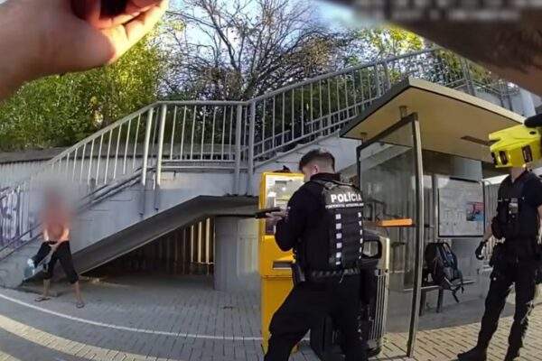policia utok nozom